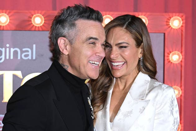 Robbie Williams with wife Ayda Field at the premiere of the Sky movie Tinsel Town The Wonder of Stoneford at Vue Cinema West End London, 27 11 2025 Foto:xS.xVasx xFuturexImagex tinsel_5168