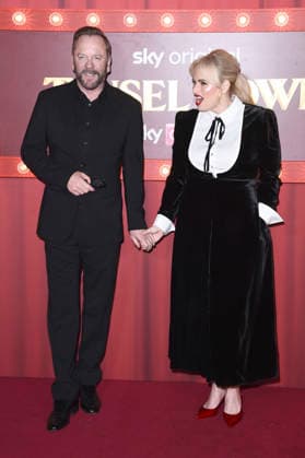 Kiefer Sutherland and Rebel Wilson at the premiere of the Sky film Tinsel Town The Wonder of Stoneford at Vue Cinema West End London, 27 11 2025 Foto:xS.xVasx xFuturexImagex tinsel_5218