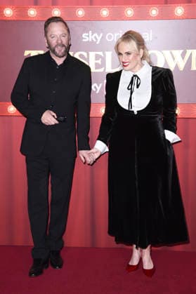 Kiefer Sutherland and Rebel Wilson at the premiere of the Sky film Tinsel Town The Wonder of Stoneford at Vue Cinema West End London, 27 11 2025 Foto:xS.xVasx xFuturexImagex tinsel_5219