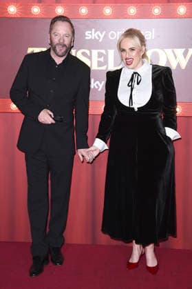 Kiefer Sutherland and Rebel Wilson at the premiere of the Sky film Tinsel Town The Wonder of Stoneford at Vue Cinema West End London, 27 11 2025 Foto:xS.xVasx xFuturexImagex tinsel_5220