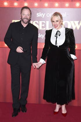 Kiefer Sutherland and Rebel Wilson at the premiere of the Sky film Tinsel Town The Wonder of Stoneford at Vue Cinema West End London, 27 11 2025 Foto:xS.xVasx xFuturexImagex tinsel_5221