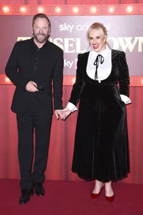 Kiefer Sutherland and Rebel Wilson at the premiere of the Sky film Tinsel Town The Wonder of Stoneford at Vue Cinema West End London, 27 11 2025 Foto:xS.xVasx xFuturexImagex tinsel_5222