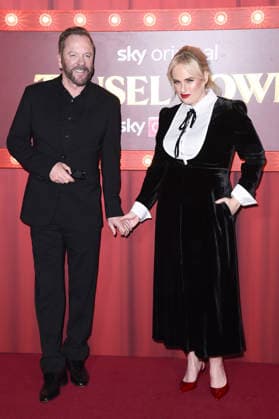 Kiefer Sutherland and Rebel Wilson at the premiere of the Sky film Tinsel Town The Wonder of Stoneford at Vue Cinema West End London, 27 11 2025 Foto:xS.xVasx xFuturexImagex tinsel_5223