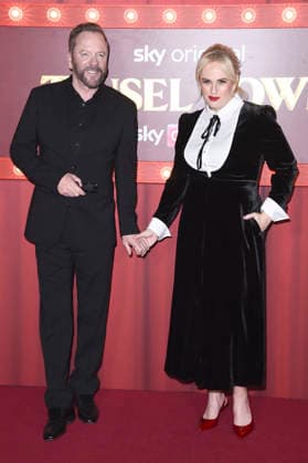 Kiefer Sutherland and Rebel Wilson at the premiere of the Sky film Tinsel Town The Wonder of Stoneford at Vue Cinema West End London, 27 11 2025 Foto:xS.xVasx xFuturexImagex tinsel_5224
