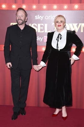 Kiefer Sutherland and Rebel Wilson at the premiere of the Sky film Tinsel Town The Wonder of Stoneford at Vue Cinema West End London, 27 11 2025 Foto:xS.xVasx xFuturexImagex tinsel_5217