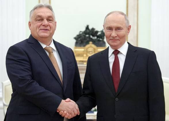 News Bilder des Tages Russia Hungary 9060018 28.11.2025 Hungarian Prime Minister Viktor Orban and Russian President Vladimir Putin shake hands as they pose for photos before a meeting at the Kremlin in Moscow, Russia. Vladimir Gerdo Sputnik Moscow Russia  Copyright: xVladimirxGerdox