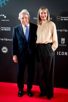 Forque Awards Photocall in Madrid Emma Lustres receives the Gold Medal at the Forqué Awards 2025 EGEDA President Enrique Cerezo and producer Emma Lustres pose at the photocall at the Antigua Fábrica de Cerveza El Águila on November 28, 2025, in Madrid Spain Noted for promoting relevant titles in Spanish cinema and co-founding Vaca Films, a benchmark in independent fiction Receives the Gold Medal for her decisive role in production, her vision of the future and her active defense of producers rights 28 NOVEMBER 2025 A Pé Madrid Madrid Madrid Spain  Copyright: xA.xPÃ rezxMecax 7132658