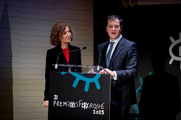 Forque Awards Photocall in Madrid Emma Lustres receives the Gold Medal of the Forqué Awards 2025 Journalist and broadcaster Yolanda Flores and the Vice-Minister of Culture, Tourism and Sports, Luis Fernando Martín Izquierdo, at the Antigua Fábrica de Cerveza El Águila, on November 28, 2025, in Madrid Spain Noted for promoting relevant titles in Spanish cinema and co-founding Vaca Films, a benchmark in independent fiction Receives the Gold Medal for her decisive role in production, her vision of the future and her active defense of producers rights 28 NOVEMBER 2025 A Pé Madrid Madrid Spain  Copyright: xA.xPÃ rezxMecax 7132727