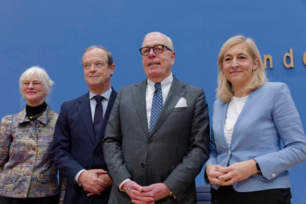 News Bilder des Tages Anforderungen an Public-Health-System 2025-11-28 Deutschland, Berlin Bundespressekonferenz zur Bestandsaufnahme der Bundesärztekammer zu Publicx Health. Im Bild von links Prof. Dr. Michael Hallek, Vorsitzender des Wissenschaftlichen Beirats der Bundesärztekammer, Prof. Dr. Ute Thyen, Federführerin des Arbeitskreises Medizinisch-wissenschaftliche Bestandsaufnahme zu Public Health, Dr. Klaus Reinhardt, Präsident der Bundesärztekammer, Nina Warken, Bundesministerin für Gesundheit. *** Requirements for the public health system in 2025 11 28 Germany, Berlin Federal press conference on the German Medical Associations review of public health In the picture from left Prof Dr Michael Hallek, Chairman of the Scientific Advisory Board o