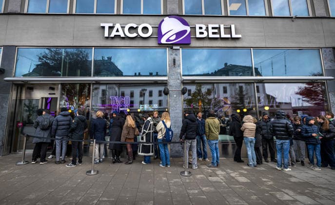 STOCKHOLM 20251128 Kö utanför när Taco Bells första restaurang i Sverige öppnar pa Vasagatan i Stockholm. STOCKHOLM SVERIGE x10090x *** STOCKHOLM 20251128 Queue outside when Taco Bells first restaurant in Sweden opens on Vasagatan in Stockholm STOCKHOLM SWEDEN x10090x  Copyright: xClaudioxBresciani TTx TACO BELL STOCKHOLM 3gppaKpanv4