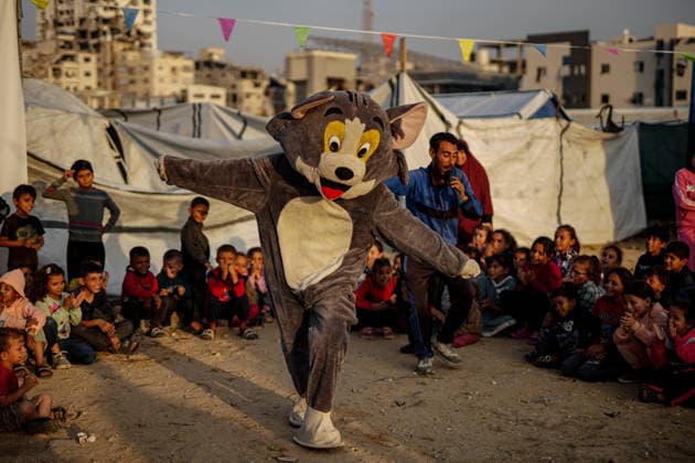 News Bilder des Tages Refugee children watch cartoons at a screening held for them near the rubble of destroyed buildings and displaced people s tents in Gaza City Refugee children watch cartoons at a screening held for them near the rubble of destroyed buildings and displaced people s tents in Gaza City on November 28, 2025, during a ceasefire between Israel and Hamas. According to the United Nations, some 1.9 million people in Gaza, nearly 90% of the population, have been displaced since the start of the conflict between Israel and Hamas in October 2023. Photo by Omar Ashtawy apaimages Gaza city Gaza Strip Palestinian Territory 281125_Gaza_OSH_00(14) Copyright: xapaimagesxOmarxAshtawyx xapaimagesx