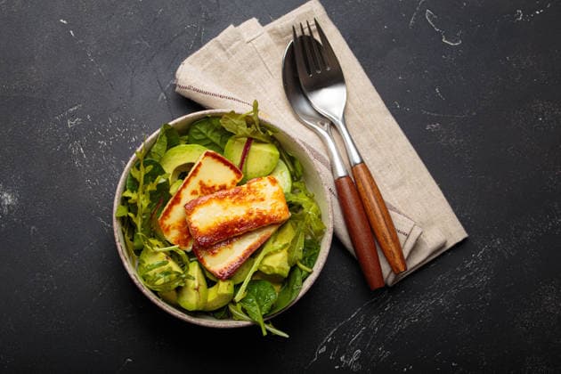 Halloumi Avocado Salat Schüssel gesund vegetarische Ernährung Ernährung von oben gesehen Fried halloumi cheese and sliced avocado salad with mixed green leaves, healthy and gourmet vegetarian meal, black background (License=RF) Copyright: xZoonar.com OlenaxYeromenkox 24282854