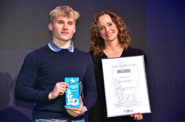 German Animal Welfare Award 2025 Winner of the Young Talent Award 2025, Nils Tetzlaff with Kate Kitchenham, hundkatzemaus, presenter of VOX German Animal Welfare Award 2025 will be presented in Berlin Award for Hannes Jaenicke and volunteers at the Humboldt Carrre in Berlin on 28 11 2025 Photopress Mueller