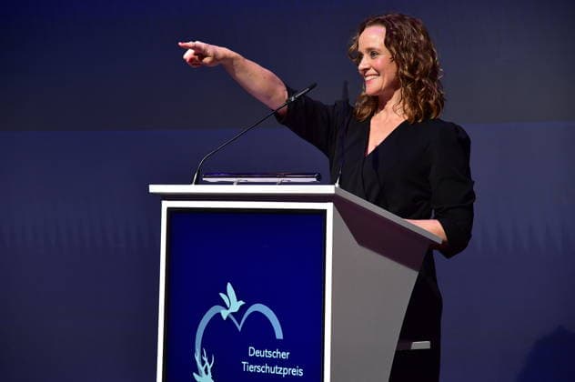 German Animal Welfare Award 2025 Kate Kitchenham, hundkatzemaus, presenter of VOX German Animal Welfare Award 2025 to be presented in Berlin Award for Hannes Jaenicke and volunteers at the Humboldt Carrre in Berlin on 28 11 2025 Photopress Mueller