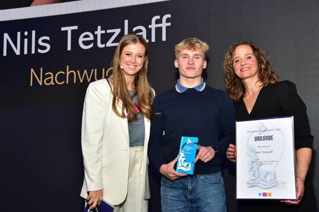 German Animal Welfare Award 2025 Nina Eichinger, winner of the Young Talent Award 2025, Nils Tetzlaff with Kate Kitchenham, hundkatzemaus, presenter of VOX German Animal Welfare Award 2025 will be presented in Berlin Award for Hannes Jaenicke and volunteers at the Humboldt Carrre in Berlin on 28 11 2025 Photopress Mueller