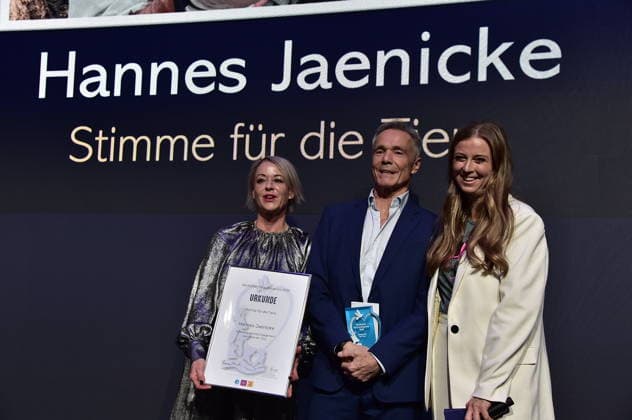 German Animal Welfare Award 2025 Judith Adlhoc, Hannes Jaenicke Voice for the animals Nina Eichinger German Animal Welfare Award 2025 to be presented in Berlin Award for Hannes Jaenicke and volunteers at the Humboldt Carrre in Berlin on 28 11 2025 Photopress Mueller