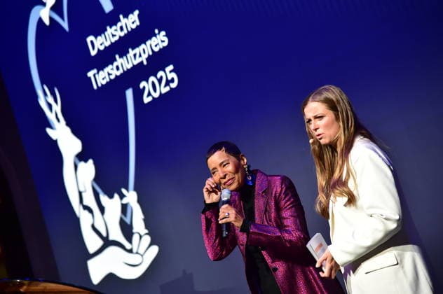 German Animal Welfare Award 2025 Jocelyn B Smith, singer with Nina Eichinger German Animal Welfare Award 2025 to be presented in Berlin Award for Hannes Jaenicke and volunteers at the Humboldt Carrre in Berlin on 28 11 2025 Photopress Mueller