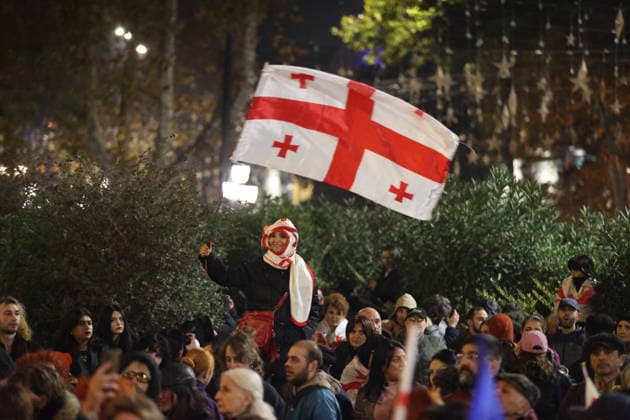 News Bilder des Tages Pro-EU demonstration in Georgia TBILISI, GEORGIA - NOVEMBER 28: People gather at different points in the capital during the night and march to the Parliament Building as they rally in Tbilisi on the first anniversary of protests triggered by Georgian Prime Minister Irakli Kobakhidze’s decision to suspend the country’s EU accession negotiations on November 28, 2025. Davit Kachkachishvili Anadolu Tbilisi Georgia. Editorial use only. Please get in touch for any other usage.  Copyright: x2025xAnadoluxDavitxKachkachishvilix