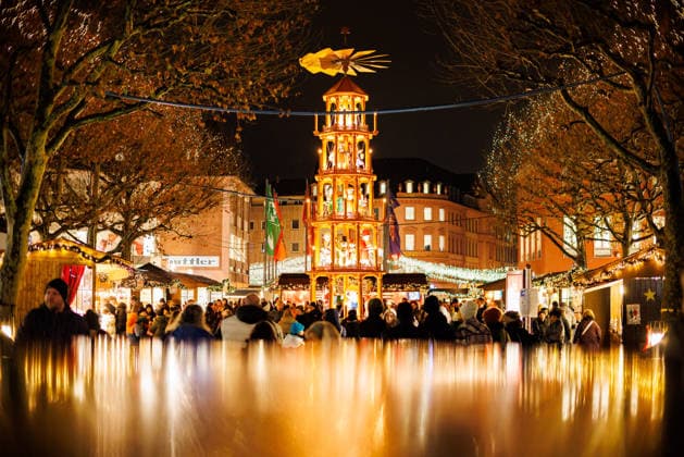 News Bilder des Tages Mainzer Weihnachtsmarkt, Mainz, 28.11.2025 Blick von der Ludwigsstraße auf den Eingang zum Weihnachtsmarkt. Im Hintergrund steht die große Holzpyramide. Impressionen vom Mainzer Weihnachtsmarkt in der Mainzer Innenstadt, Aktuelles Zeitgeschehen, Rheinland-Pfalz, Mainzer Weihnachtsmarkt in Mainz am 28.11.2025 Mainz Innenstadt Rheinland-Pfalz Deutschland *** Mainz Christmas market, Mainz, 28 11 2025 View from Ludwigsstraße to the entrance to the Christmas market In the background is the large wooden pyramid Impressions of the Mainz Christmas market in Mainz city center, Current events, Rhineland-Palatinate, Mainz Christmas market in Mainz on 28 11 2025 Mainz city center Rhineland-Palatinate Germany Copyright: xStephanxHahnex
