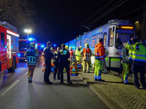 News Bilder des Tages Schwerer Stadtbahnunfall in Hannover Am frühen Samstagmorgen geriet ein 59-Jähriger auf der Vahrenwalder Straße unter eine Stadtbahn. Die Feuerwehr konnte ihn lebend mit technischen Hilfsmitteln bergen. *** Serious light rail accident in Hanover Early on Saturday morning, a 59-year-old man fell under a light rail vehicle on Vahrenwalder Straße The fire department was able to rescue him alive using technical aids Copyright: xBerndxGüntherx