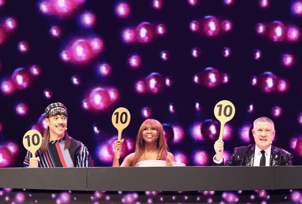 Let s Dance Live Tour 2025 in Erfurt EDITORIAL USE ONLY FOR EDITORIAL USE 28 11 2025, Erfurt, Messehalle, Let™s Dance Das Original Live Tour 2025 in the picture Jorge Gonzalez, Motsi Mabuse and Joachim Llambi in the jury with the evaluation for Mark Keller and Kathrin Menzinger