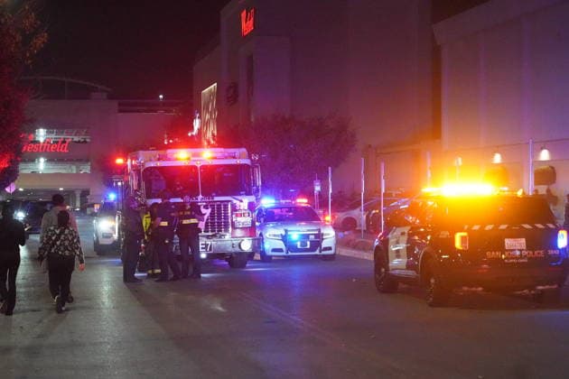 Westfield Valley Fair shopping mall shooting in San Jose, USA - 28 Nov 2025 Police officers from multiple police departments respond to the shooting at Westfield Valley Fair shopping mall. Shoppers are escorted out of Westfield Valley Fair after a Black Friday shooting that injured two people. Multiple law-enforcement agencies including San Jose Police, CHP and the Santa Clara County Sheriff’s Office responded within minutes ordering a shelter-in-place and sweeping the mall for any ongoing threat. San Jose United States Copyright: xMichaelxHoxWaixLeex xSOPAxImagesx MichaelHo_5543