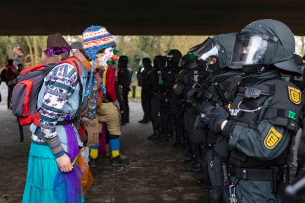 News Bilder des Tages Mit Blockaden auf Landes- und Bundesstrassen sowie Autobahnen versuchen AfD-Gegner seit Samstagmorgen (29.11.2025) die Gruendung einer neuen AfD-Jugendorganisation in den Messehallen Giessen (Gießen) zu verhindern (Foto: Clowns von einem Kollektiv, das den Proest bunt und spassig machen will). Nach Angaben der Polizei sind bereits mehrere Tausend Demonstranten in der Stadt, eine groessere Gruppe sei vermummt. Die Lage sei sehr dynamisch. Zu dem abgesperrten Veranstaltungsgelaende koennten Besucher nur zu Fuss gelangen. Die AfD hat im vergangenen Januar die Trennung von der Jungen Alternative fuer Deutschland und die Gruendung einer neuen Jugendorganisation beschlossen. Fuer diese soll die Mitgliedschaft in der Partei Voraussetzung sein, Copyright: epd-bild Paul-PhilippxBraun 291125_ppb-11