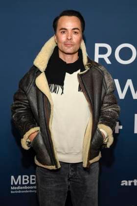 ABBberlin Nikolai Kinski actor as guest on the red carpet at the festival opening AROUND THE WORLD IN 14 FILMS at Cinestar Kino in der Kulturbrauerei Berlin on 28 11 2025 Berlin Germany