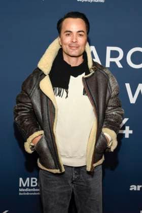 ABBberlin Nikolai Kinski actor as guest on the red carpet at the festival opening AROUND THE WORLD IN 14 FILMS at Cinestar Kino in der Kulturbrauerei Berlin on 28 11 2025 Berlin Germany