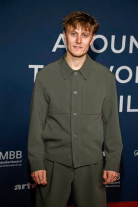 ABBberlin Max Schimmelpfennig on the red carpet at the festival opening AROUND THE WORLD IN 14 FILMS at Cinestar Kino in der Kulturbrauerei Berlin on 28 11 2025 Berlin Germany