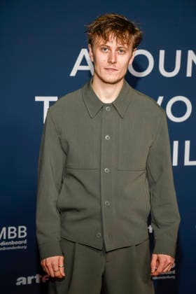 ABBberlin Max Schimmelpfennig on the red carpet at the festival opening AROUND THE WORLD IN 14 FILMS at Cinestar Kino in der Kulturbrauerei Berlin on 28 11 2025 Berlin Germany