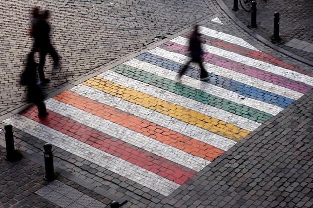 Ein Regenbogen-Zebrastreifen zu sehen vor dem EU-Parlament in Brüssel. Mit der Einrichtung von regenbogenfarbenen Zebrastreifen will die Stadt Brüssel Diversität feiern. Wokeness als soziales Bewusstsein zeigt sich hier als sichtbares Zeichen für Vielfalt durch den Regenbogen-Zebrastreifen. (Themenbild, Symbolbild) Brüssel, 27.11.2025 Brüssel-Hauptstadt Belgien *** A rainbow crosswalk can be seen in front of the EU Parliament in Brussels The city of Brussels wants to celebrate diversity by installing rainbow-colored crosswalks Wokeness as social awareness is shown here as a visible sign of diversity through the rainbow crosswalk Theme image, symbolic image Brussels, 27 11 2025 Brussels Capital Belgium Copyright: xChristophxHardtx