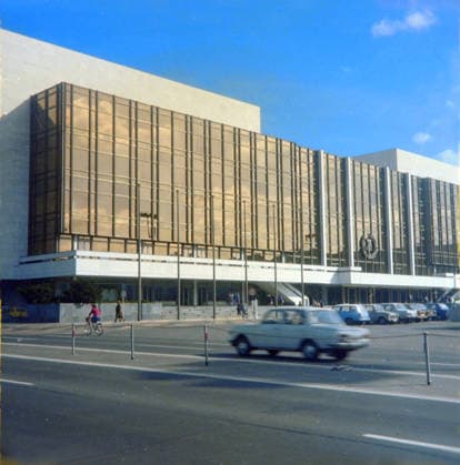 Berlin GER, 20240101, Aufnahme Berlin, ca. 1976, Stadtansicht, Palast der Republik, Volkskammer, war vom 7. Oktober 1949 bis zum 2. Oktober 1990 das Parlament der Deutschen Demokratischen Republik der DDR *** Berlin GER, 20240101, photo Berlin, ca 1976, city view, Palace of the Republic, Peoples Chamber, was the parliament of the German Democratic Republic of the GDR from October 7, 1949 to October 2, 1990