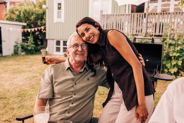 IMAGO Creative, Lifestyle, Feste im Garten #2 Portrait of smiling woman embracing father at back yard birthday party Sweden, Stockholm, model released, property released Copyright: xMaskotx , MA120771 MA120771