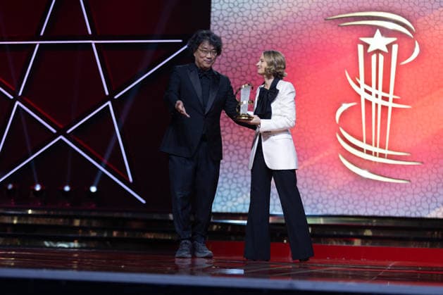 22nd Marrakech International Film Festival Day 2 Jury president Bong Joon-ho, Jodie Foster receives the Tribute Award attends the 22nd Marrakech International Film Festival Day 2 on November 29, 2025 in Paris, France. Photo by Nasser Berzane ABACAPRESS.COM Paris France  Copyright: xBerzanexNasser ABACAx