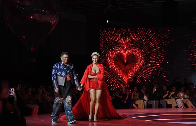 Mankind World AIDS day observance day red carpet and fashion show in Mumbai, India - 29 Nov 2025 Indian film actress Malaika Arora (R) and fashion designer Ashley Rebello (L) walk on the ramp during the Mankind World AIDS day observance fashion show by fashion designer Ashley Rebello titled Love in Mumbai. As a part of World AIDS day observance, the fashion show celebrated intimacy, expression and awareness on body positivity, safe choices and broke stigma around HIV and sexual wellness. Mumbai India Copyright: xAshishxVaishnavx xSOPAxImagesx AVaishnav_Mankind World AIDS day observance day red carpet and fashion show in Mumbai (24)