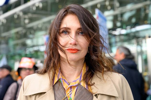 Carice van Houten campaigns in front of Rabobank. Utrecht, the Netherlands. 16 May 2023 Actress Carice van Houten campaigns in front of Rabobank s head office during the annual meeting of Rabobank Certificate Holders. According to Milieudefensie, including Van Houten, the bank should do more to reduce CO2 emissions Utrecht The Netherlands  Copyright: xDPPA EMx