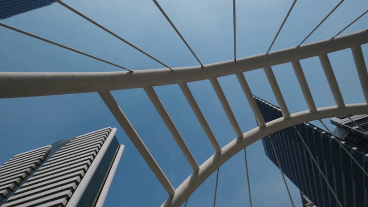 Chong Nonsi Skywalk - Fußgängerbrücke mit Brückenbogen und Wolkenkratzern im Central Business District in Bangkok, Thailand Chong Nonsi Skywalk - pedestrian walkway bridge arch and skyscrapers in the downtown Central Business District in Bangkok, Thailand (License=RF) Copyright: xZoonar.com MikhailxKokhanchikovx 24287735