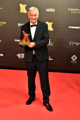 ABBdortmund Reiner Meutsch Award winner as a guest on the red carpet at the Kinderlachen Gala 2025 in the Westfalenhalleon 29 11 2025 in Dortmund NRW Germany