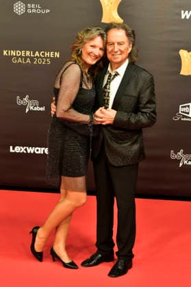ABBdortmund Alexandra Andrews with husband Chris Andrews Sanger couple as guests on the red carpet at the Kinderlachen Gala 2025 in the Westfalenhalleon 29 11 2025 in Dortmund NRW Germany