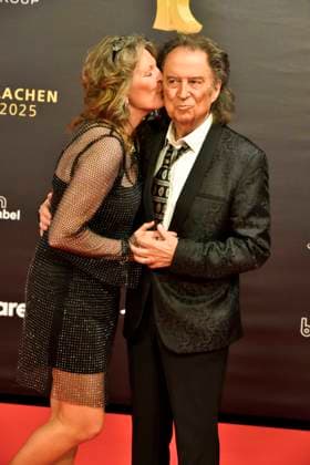 ABBdortmund Alexandra Andrews with husband Chris Andrews Sanger couple as guests on the red carpet at the Kinderlachen Gala 2025 in the Westfalenhalleon 29 11 2025 in Dortmund NRW Germany