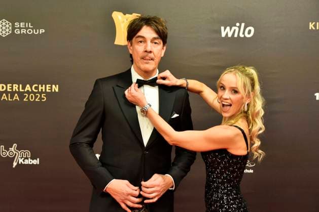ABBdortmund Matze Knop , Nika Krosny Wosz presenter as a guest on the red carpet at the Kinderlachen Gala 2025 in the Westfalenhalleon 29 11 2025 in Dortmund NRW Germany