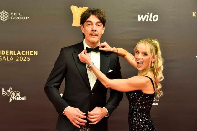 ABBdortmund Matze Knop , Nika Krosny Wosz presenter as a guest on the red carpet at the Kinderlachen Gala 2025 in the Westfalenhalleon 29 11 2025 in Dortmund NRW Germany