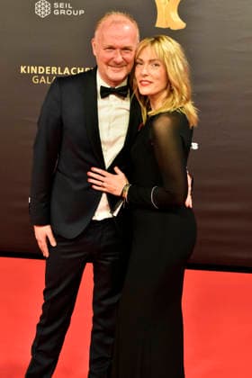ABBdortmund Frank Neuenfels, Sarah Backhaus as guests on the red carpet at the Kinderlachen Gala 2025 in the Westfalenhalleon 29 11 2025 in Dortmund NRW Germany