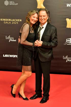 ABBdortmund Alexandra Andrews with husband Chris Andrews Sanger couple as guests on the red carpet at the Kinderlachen Gala 2025 in the Westfalenhalleon 29 11 2025 in Dortmund NRW Germany