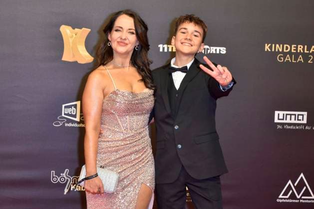 ABBdortmund Susan Albers singer with Neo The Voice Kids as a guest on the red carpet at the Kinderlachen Gala 2025 in the Westfalenhalleon 29 11 2025 in Dortmund NRW Germany