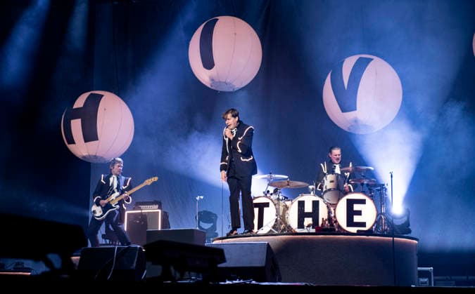 The Hives performing live at Alexandra Palace, London, 29 November 2025 The Hives performing live at Alexandra Palace, London, 29 November 2025 Howlin Pelle Almqvist (Per Almqvist), Nicholaus Arson (Niklas Almqvist), Vigilante Carlstroem (Mikael Karlsson), Chris Dangerous (Christian Grahn), The Johan and Only (Johan Gustafsson) The Hives are a Swedish rock band that rose to prominence in the early 2000s during the garage rock revival. Their mainstream success came with the release of the album Veni Vidi Vicious, containing the anthem Hate to Say I Told You So . The band have been acclaimed by music critics as one of the best live rock bands in current music. This is their The Hives Forever Forever The Hives - World Tour 2025, Credit:Dafy Copyright: xDafyddxOwenx xAvalonx 1055520131