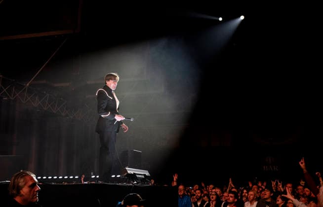 The Hives performing live at Alexandra Palace, London, 29 November 2025 The Hives performing live at Alexandra Palace, London, 29 November 2025 Howlin Pelle Almqvist (Per Almqvist) ,lead singer The Hives are a Swedish rock band that rose to prominence in the early 2000s during the garage rock revival. Their mainstream success came with the release of the album Veni Vidi Vicious, containing the anthem Hate to Say I Told You So . The band have been acclaimed by music critics as one of the best live rock bands in current music. This is their The Hives Forever Forever The Hives - World Tour 2025, Credit:Dafydd Owen Avalon Alexandra Palace, London  Copyright: xDafyddxOwenx xAvalonx 1055520321