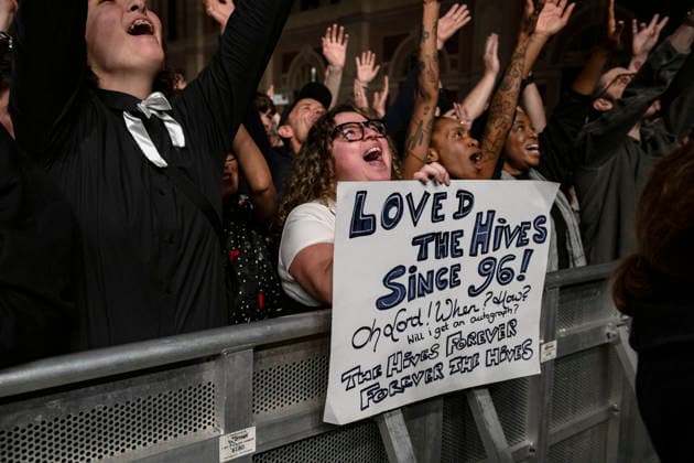 The Hives performing live at Alexandra Palace, London, 29 November 2025 The Hives performing live at Alexandra Palace, London, 29 November 2025 Fan with a sign The Hives are a Swedish rock band that rose to prominence in the early 2000s during the garage rock revival. Their mainstream success came with the release of the album Veni Vidi Vicious, containing the anthem Hate to Say I Told You So . The band have been acclaimed by music critics as one of the best live rock bands in current music. This is their The Hives Forever Forever The Hives - World Tour 2025, Credit:Dafydd Owen Avalon Alexandra Palace, London  Copyright: xDafyddxOwenx xAvalonx 1055520383
