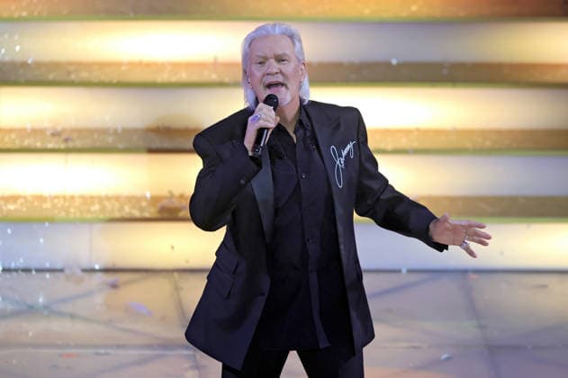 ARD Das Adventsfest der 100 000 Lichter singer Johnny Logan during the ARD TV show Das Adventsfest der 100 000 Lichter on 29 11 2025 in Suhl 20251129SBK0101